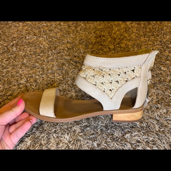 sandals - Picture 2 of 3